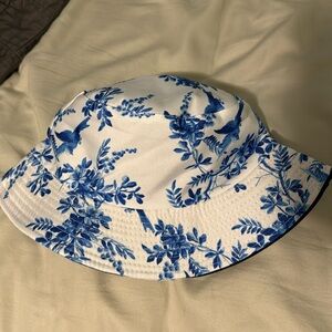 White and blue print bucket hat